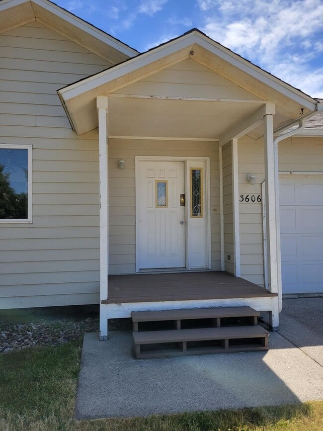 Primary Photo - 2 Bed, 2 Bath Duplex with fenced yard in B...
