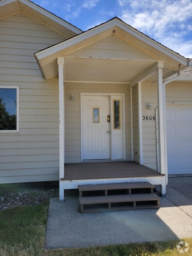 Building Photo - 2 Bed, 2 Bath Duplex with fenced yard in B...