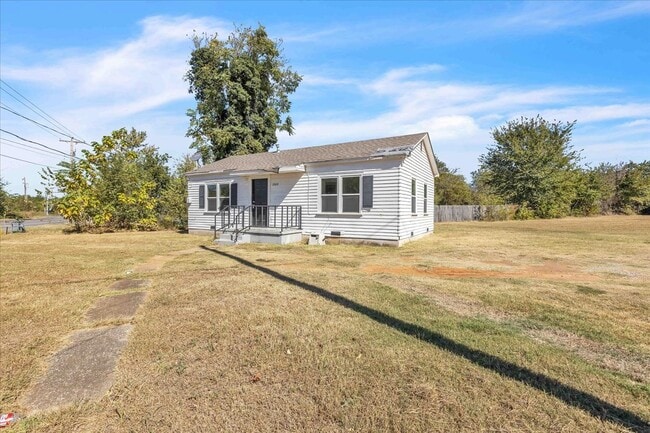 Building Photo - 2000 N Douglas Blvd