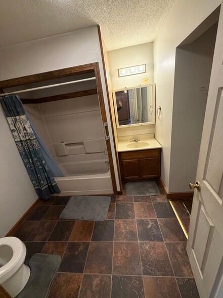 Building Photo - 211 E Aaron Square