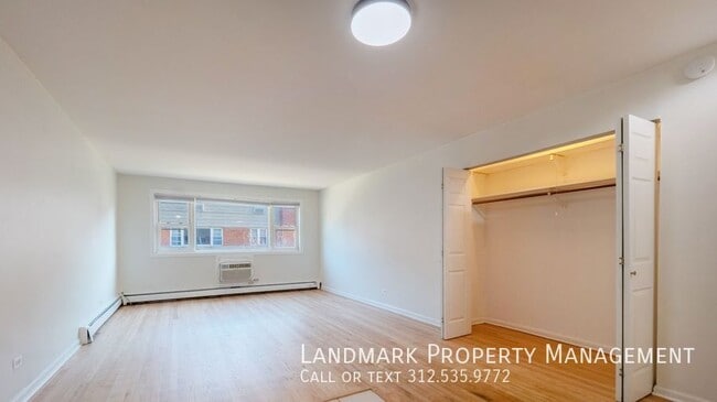 Building Photo - 2401 W Balmoral Ave