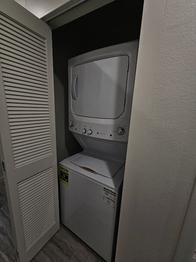 Building Photo - Newly Remodeled 2 Bedroom / 1 Bath! Call o...