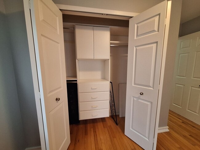 Building Photo - Move In Special!!!  Charming Rochester Condo.  Must see!!