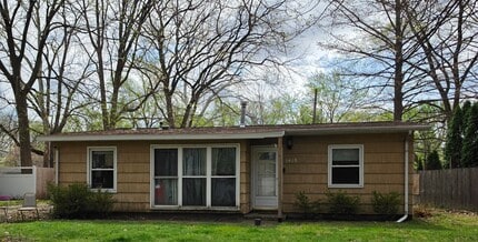 Building Photo - 1418 Hollycrest Dr