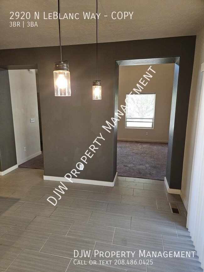 Building Photo - 3 Bed w/Ensuite Bath PLUS Guest Bath, Fire...