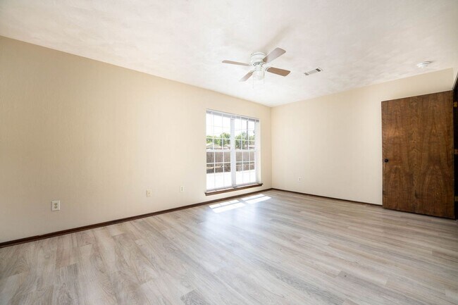 Building Photo - Clean and Spacious Duplex