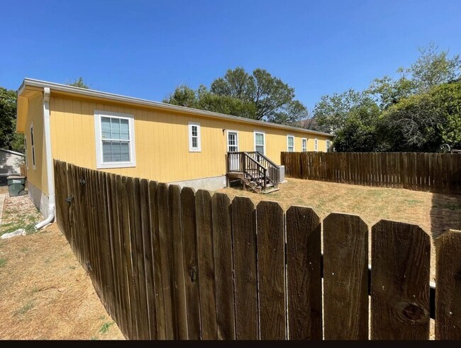 Building Photo - 320 Mill St