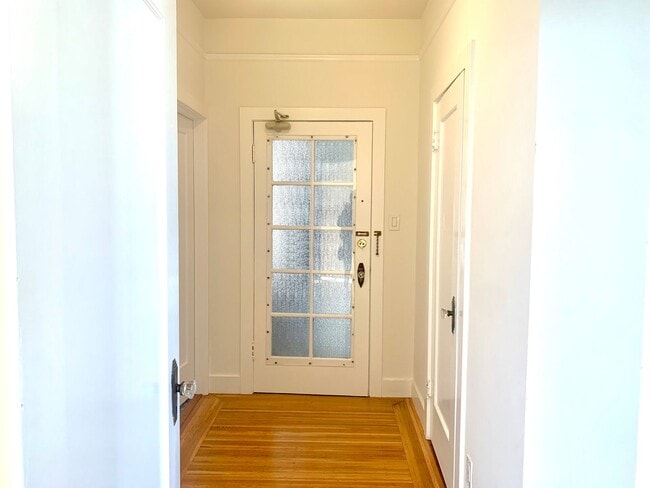 Building Photo - Richmond Dist. Bright 1 Bed/! Bath Flat w/ Hardwood Floors and Walk In Closets