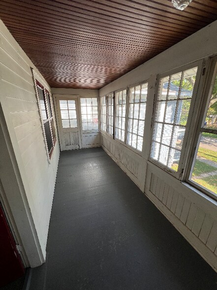 Building Photo - 420 Davis St