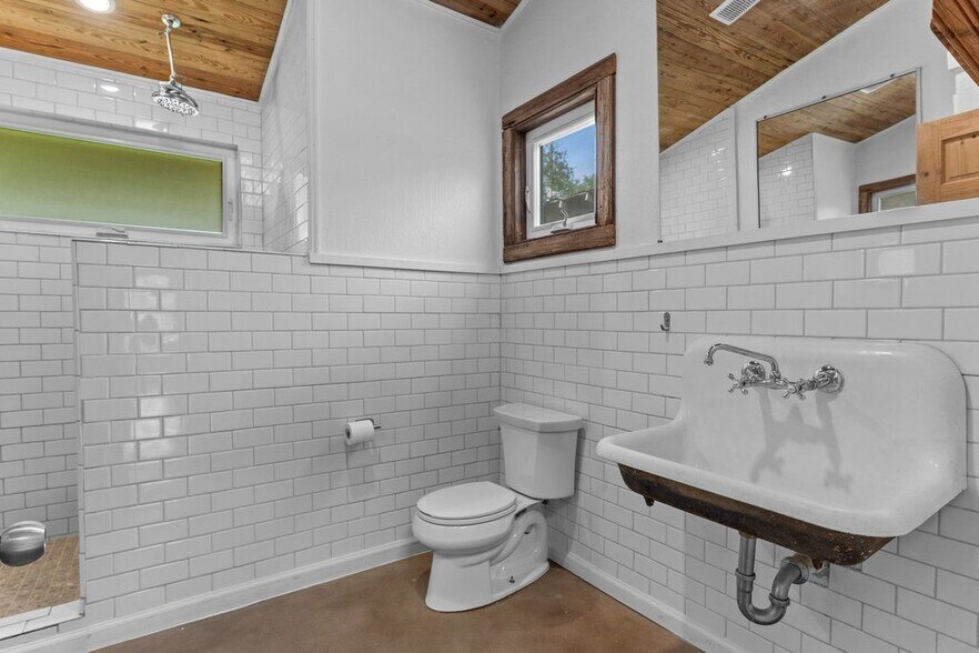 Building Photo - 4305 Leslie Ave