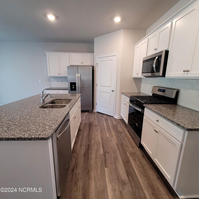 Building Photo - 7136 Foxhollow Ln