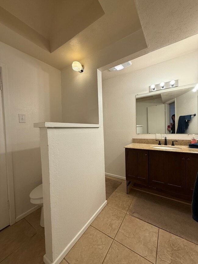 Building Photo - Spacious 4 bedroom, 2 bath home AVAILABLE NOW!