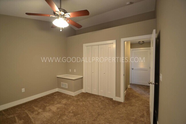 Building Photo - 2 Bedroom, 2 1/2 Bath Townhome in Urbandale with attached 2 car garage