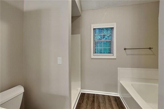 Building Photo - 5027 Wesleyan Dr