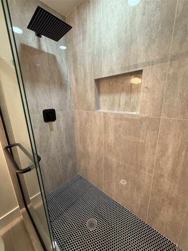 Building Photo - 611 N Eastwood St