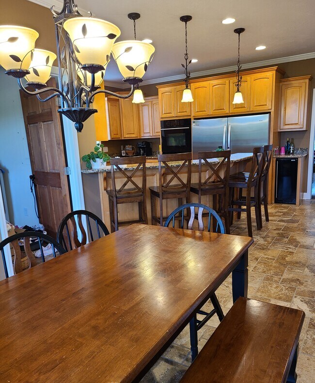 Building Photo - 195 Tennis Ranch Rd