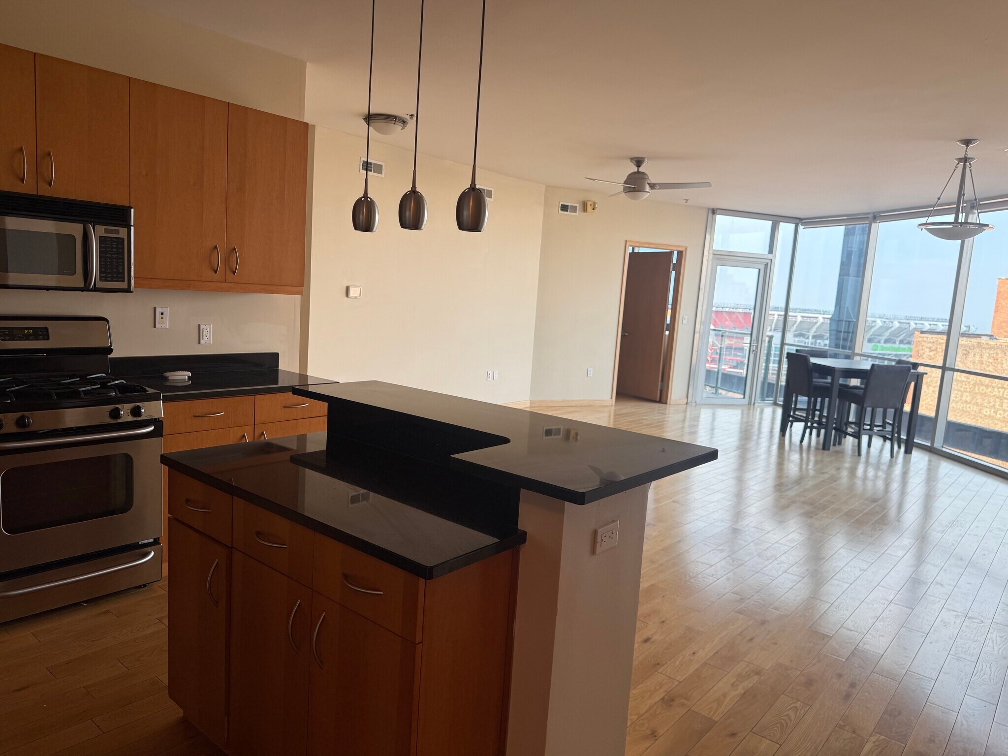 Building Photo - 701 W Lakeside Ave