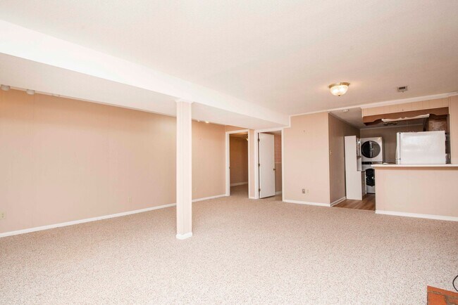 Building Photo - Halls 37938 - 4 bedroom, bath home with 4 garage spaces - Call Susan Niedergeses 865-300-4722