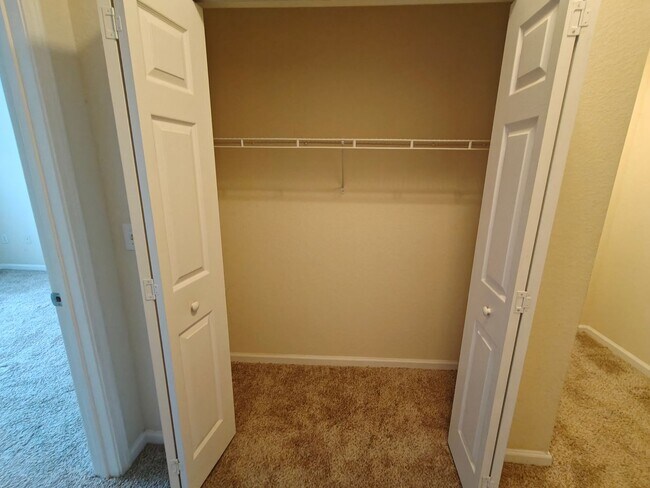 Building Photo - Beautiful 3 Bedroom, 2 Bathroom Townhome with Garage – Pet Friendly!