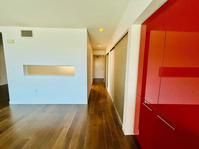 Building Photo - DTLA Penthouse Floor 1BD Condo w/Utilities...