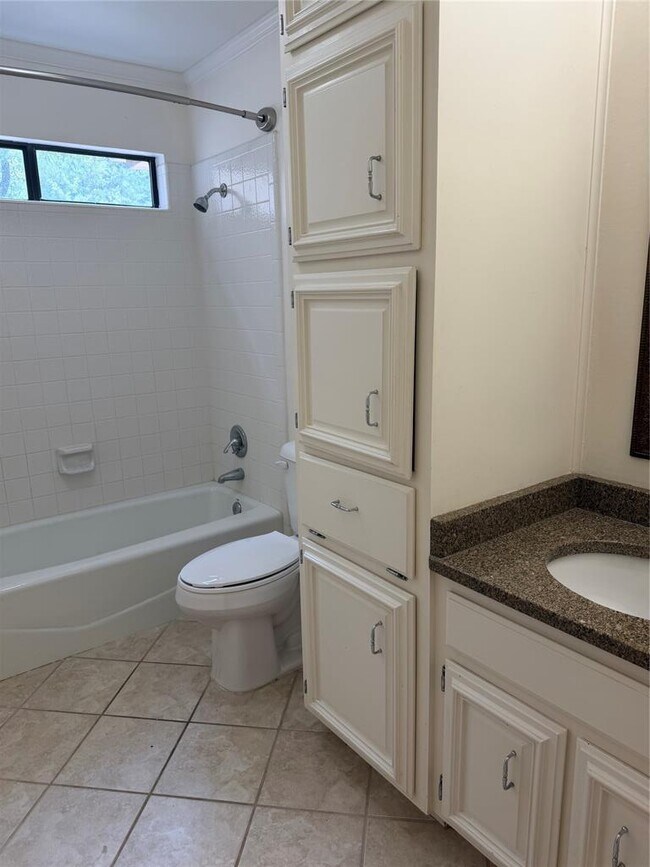 Building Photo - 611 Rolling Green Dr