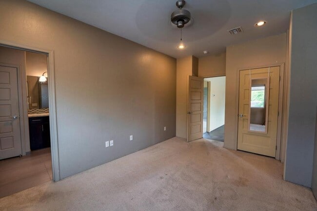 Building Photo - 2010 E 1st St