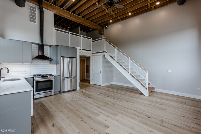 Building Photo - 729 N Sangamon St