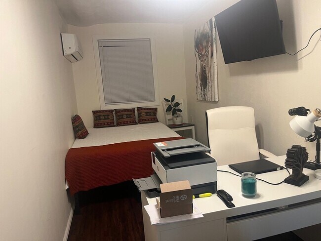 Building Photo - 94 Oakwood Ave