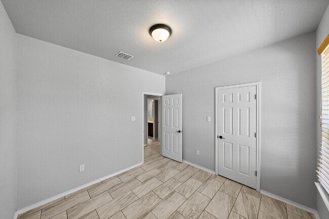 Building Photo - 170 Tedder St