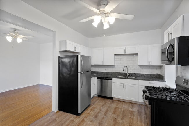 Building Photo - 3320 W Diversey Ave