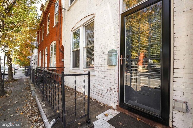 Primary Photo - 221 Coral St