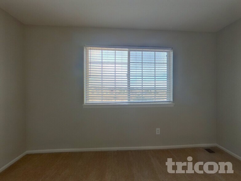 Building Photo - 8566 S Lewis Way