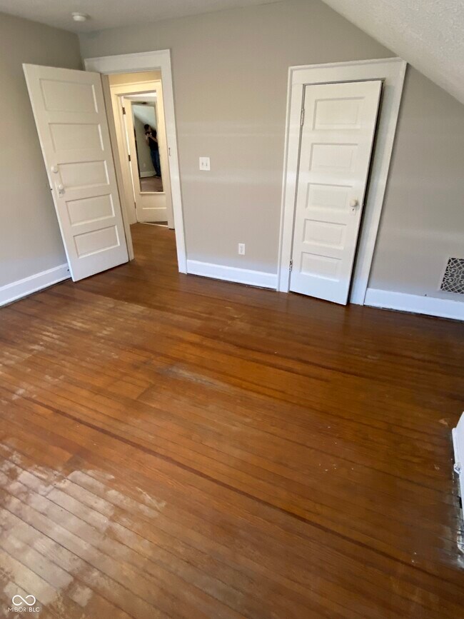 Building Photo - 4025 N Kenwood Ave