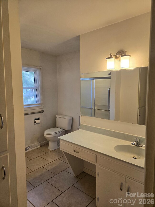 Building Photo - 158 Crestview St