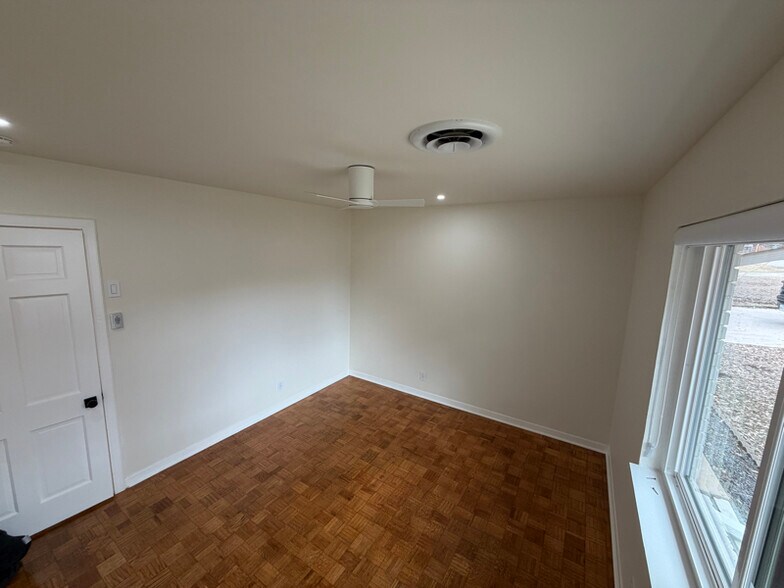 Building Photo - 2010 Parhaven Dr