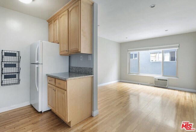 Building Photo - 925 N Curson Ave