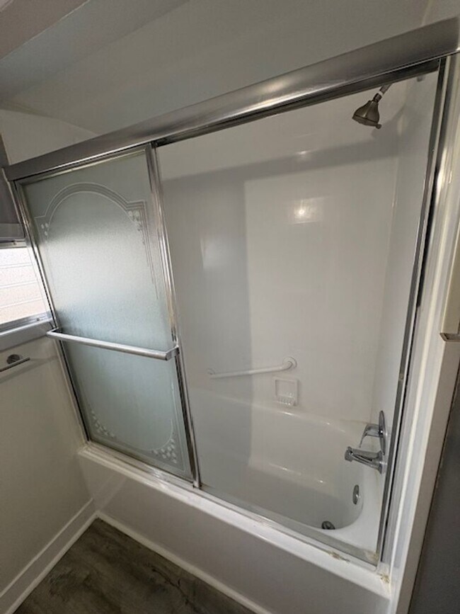 Building Photo - 901 NE Glen Oak Ave