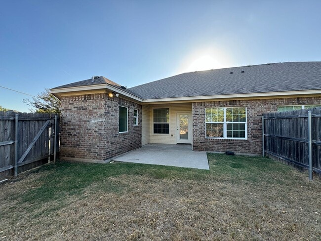 Building Photo - Duplex *LEASING SPECIAL AVAILABLE*