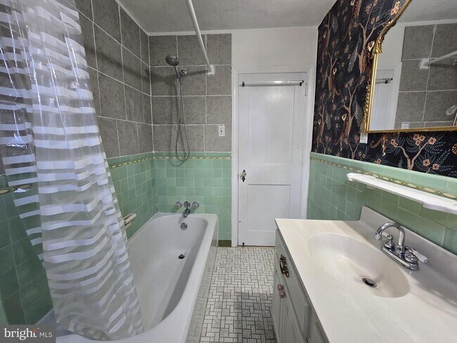 Building Photo - 831 Fanshawe St