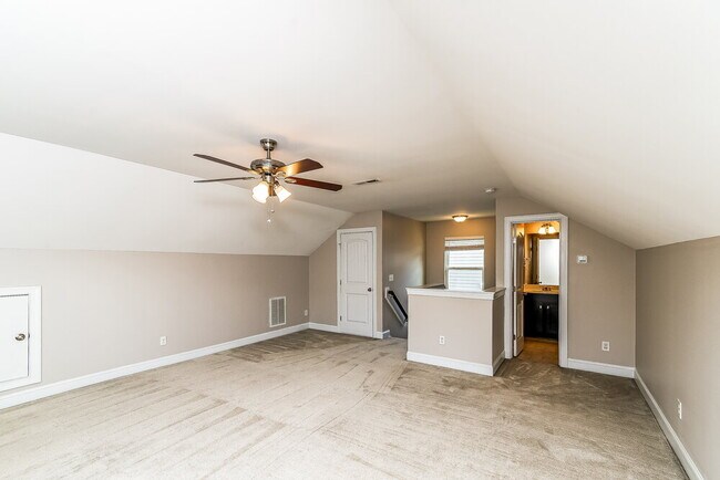 Building Photo - 61 Roterham Dr