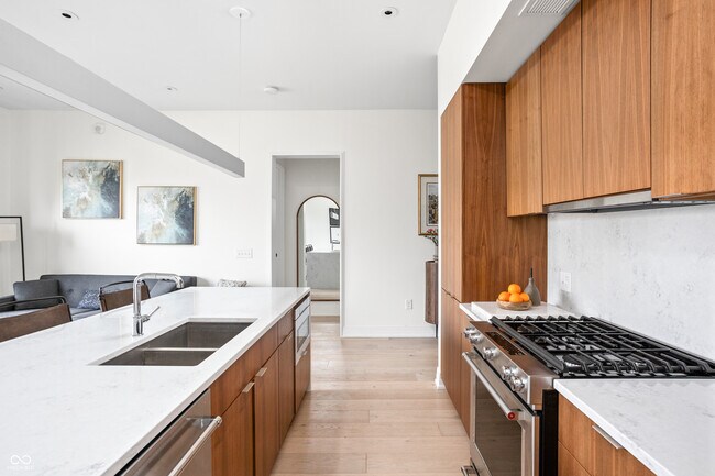 Building Photo - 877 N East St