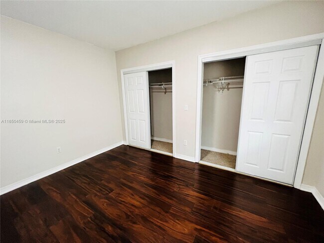 Building Photo - 946 Bay Dr