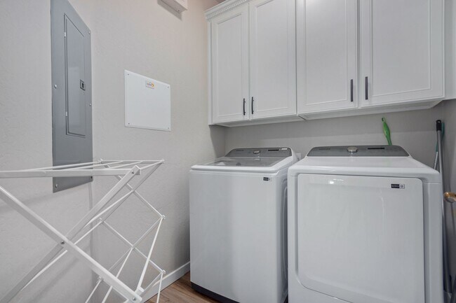 Building Photo - Beautiful Scottsdale townhome with perfect...