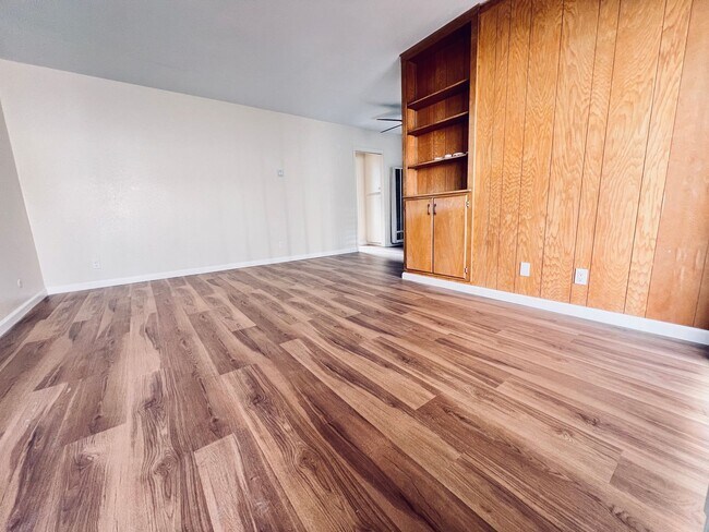 Building Photo - Charming and Bright Normal Heights Apartment