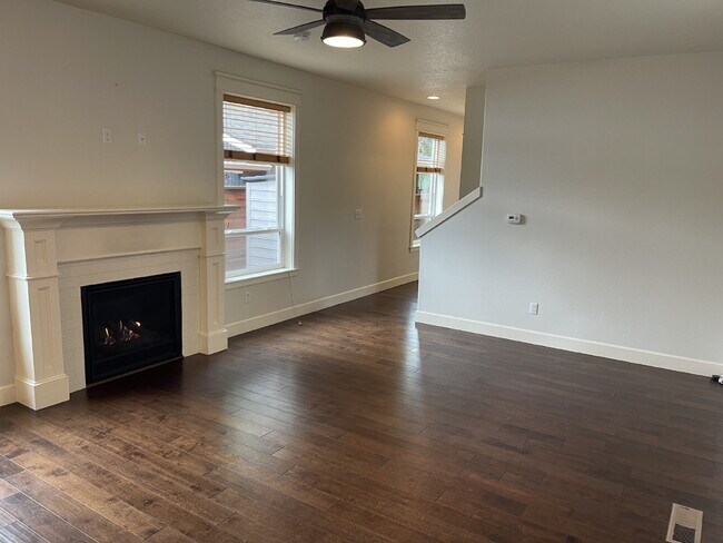 Building Photo - 3 Bedroom / 2.5 Bathroom Home with Attached Garage & Fenced Backyard