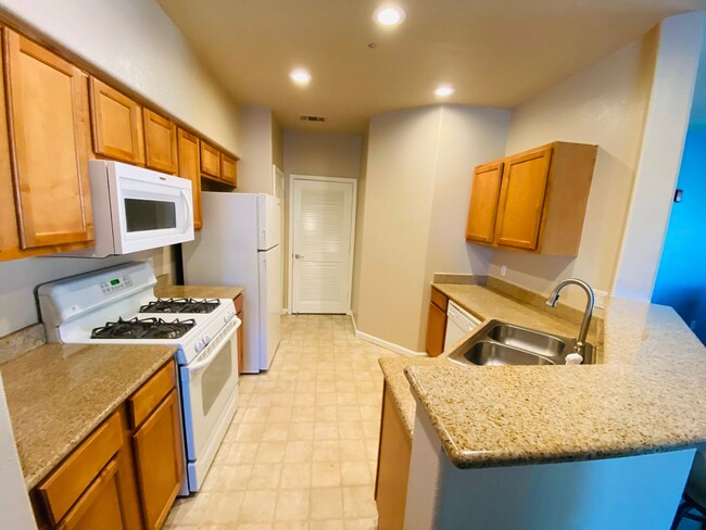 Building Photo - $600 MOVE_IN BONUS Furnished Modern 2 Bed,...