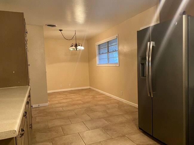 Building Photo - 3 BEDROOM NEAR BONHAM MIDDLE SCHOOL, EASY COMMUTE