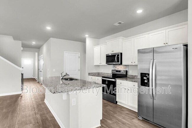 Building Photo - 205 Maple Hl Dr