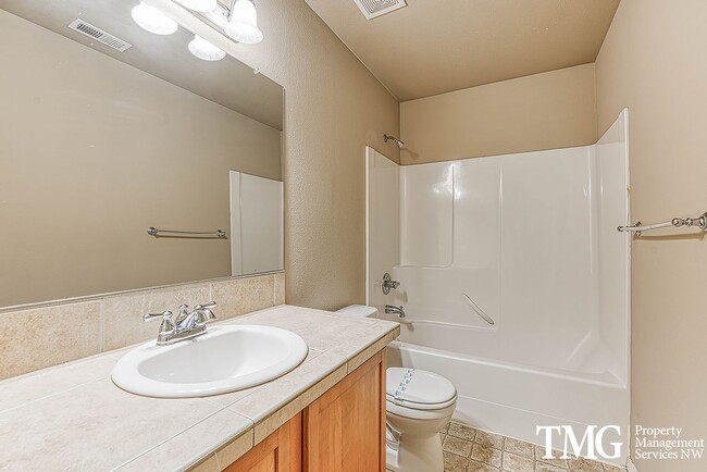 Building Photo - Gorgeous Four Bedroom Townhome in Hillsboro!