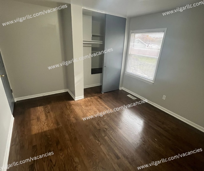 Building Photo - 3 Large Bedrooms • 1 Bathroom home in Gary...